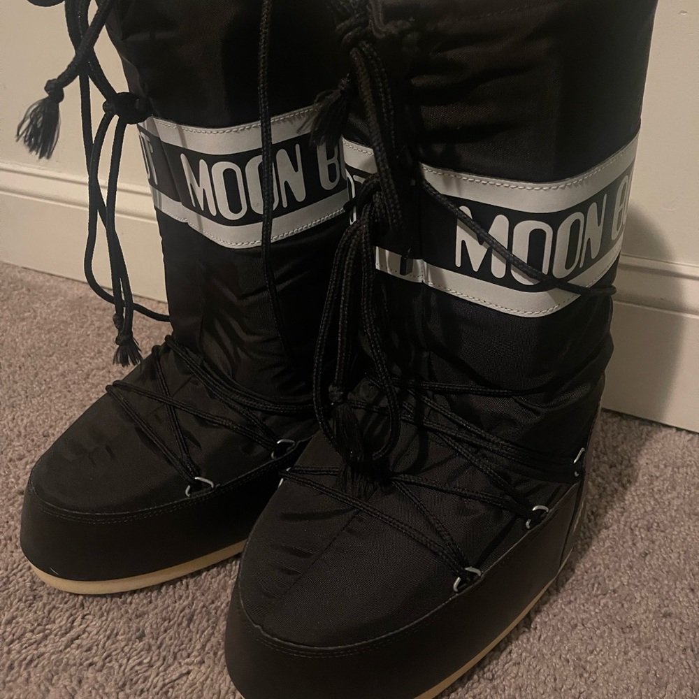 Moon boots worn once